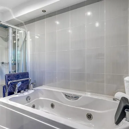 Golfinhos - Magnificent & Spacious 5 Bedroom Villa