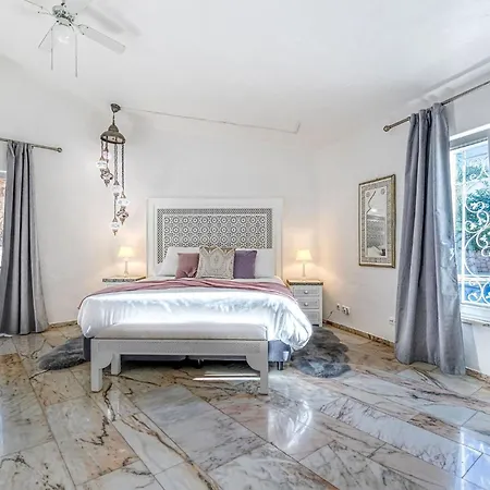 Golfinhos - Magnificent & Spacious 5 Bedroom Villa