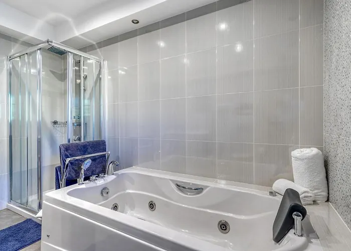 Golfinhos - Magnificent & Spacious 5 Bedroom Villa