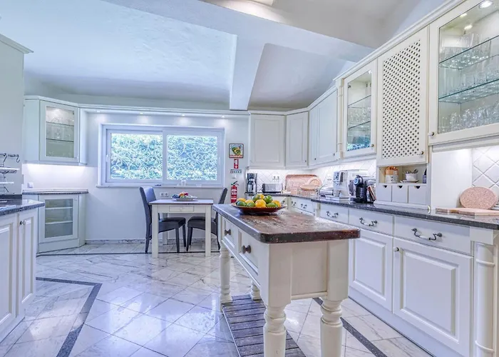 Golfinhos - Magnificent & Spacious 5 Bedroom Villa