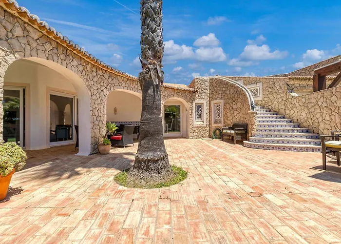 Golfinhos - Magnificent & Spacious 5 Bedroom Villa