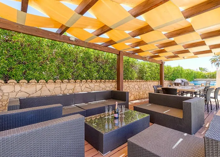 Golfinhos - Magnificent & Spacious 5 Bedroom Villa *