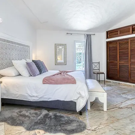 Golfinhos - Magnificent & Spacious 5 Bedroom Villa