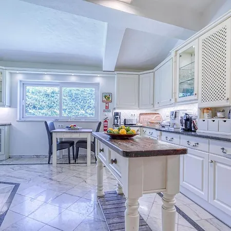 Golfinhos - Magnificent & Spacious 5 Bedroom Villa