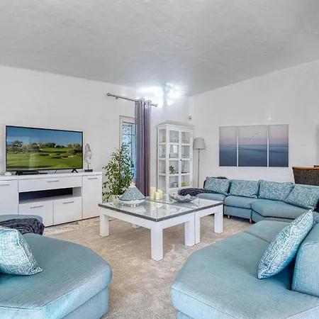 Villa Golfinhos - Magnificent & Spacious 5 Bedroom *